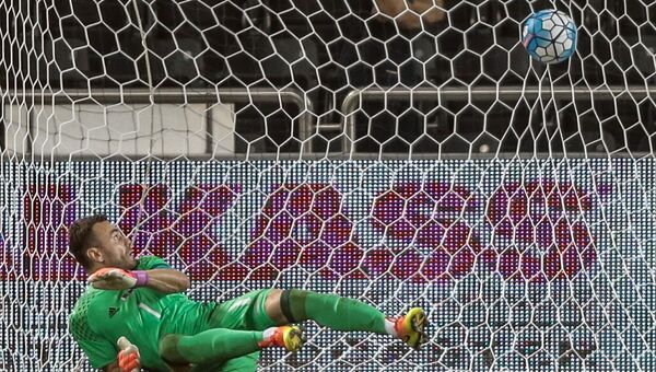 Игорь Акинфеев пропускает мяч в свои ворота в товарищеском матче между сборными командами Катара и России