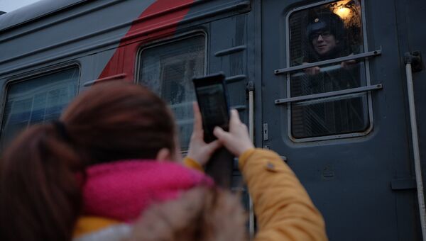 Призывники перед отправкой на службу в армию на железнодорожном вокзале города Сызрань Самарской области