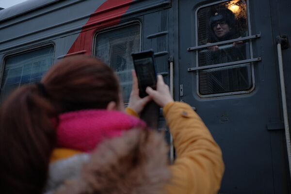 Призывники перед отправкой на службу в армию на железнодорожном вокзале города Сызрань Самарской области