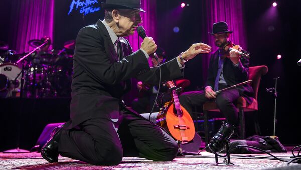 Канадский певец Леонард Коэн во время концерта. 2013 год