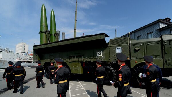 Воспитанники Уссурийского суворовского военного училища осматривают ракетный комплекс Искандер-М