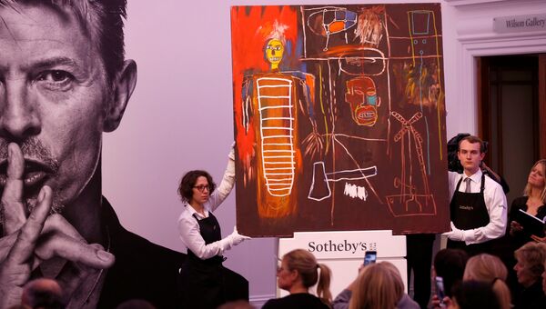 Торги частной коллекцией Дэвида Боуи во время аукциона Sotheby`s в Лондоне