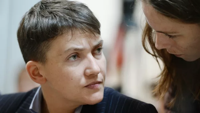 Надежда Савченко и ее сестра Вера на допросе в качестве свидетеля в киевском суде по делу против главы ЛНР Игоря Плотницкого