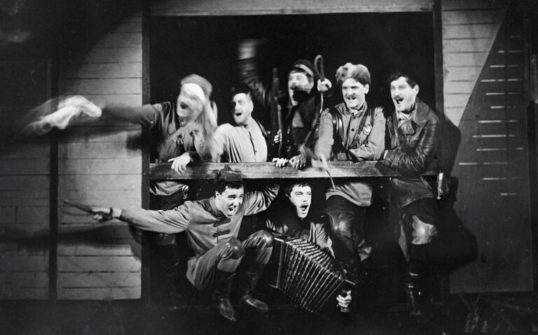 Сцена из спектакля театра имени Евгения Вахтангова Конармия