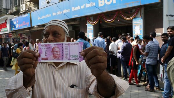 Очередь в банке в Мумбаи, Индия. Архивное фото