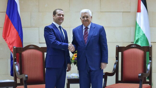 Председатель правительства РФ Дмитрий Медведев и президент Палестины Махмуд Аббас во время двусторонней встречи. 11 ноября 2016