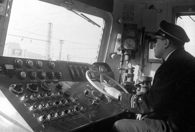 Машинист электропоезда Октябрьской железной дороги