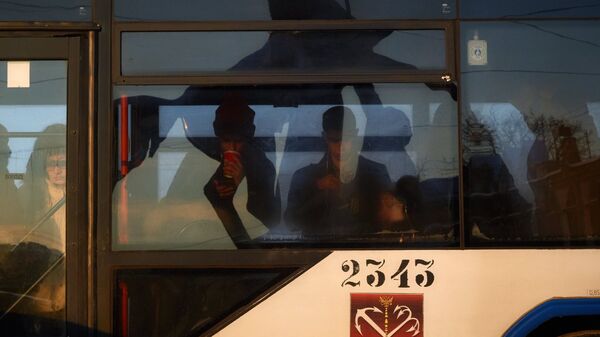 Пассажиры в салоне автобуса. Санкт-Петербург. Архивное фото