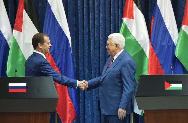 Председатель правительства РФ Дмитрий Медведев и президент Палестины Махмуд Аббас во время встречи в Иерихоне
