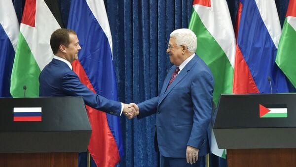 Председатель правительства РФ Дмитрий Медведев и президент Палестины Махмуд Аббас во время встречи в Иерихоне