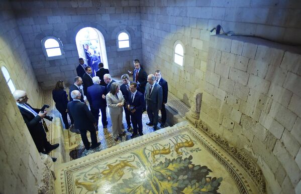 Председатель правительства РФ Дмитрий Медведев по время посещения дворца халифа Хишама в рамках официального визита в Палестину