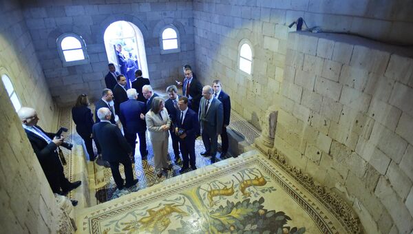 Председатель правительства РФ Дмитрий Медведев по время посещения дворца халифа Хишама в рамках официального визита в Палестину