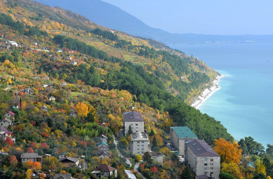 Побережье Черного моря в городе Гагра в Абхазии