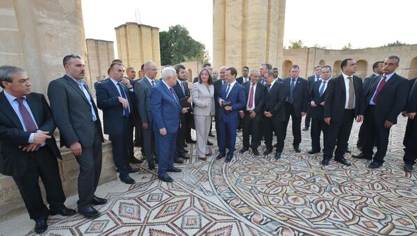 Председатель правительства РФ Дмитрий Медведев и президент Палестины Махмуд Аббас во время посещения дворца халифа Хишама в Иерихоне