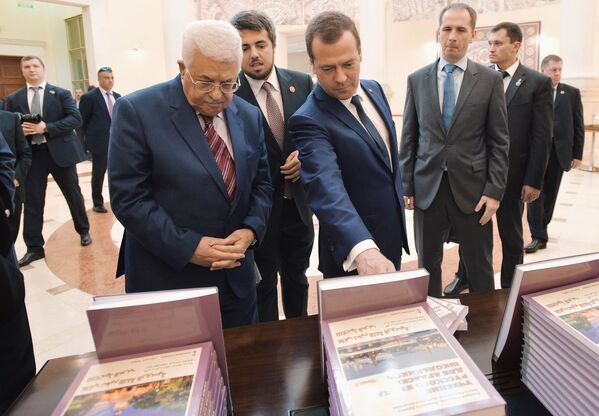 Председатель правительства РФ Дмитрий Медведев и президент Палестины Махмуд Аббас на церемонии передачи учебников русского языка для арабских школьников