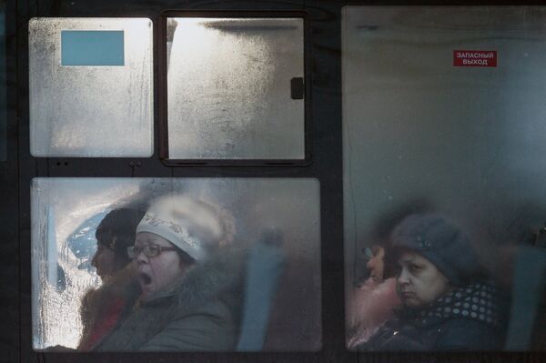 Пассажиры в автобусе в городе Омске