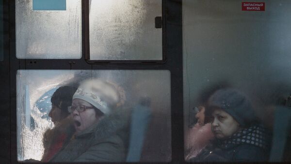 Пассажиры в автобусе, архивное фото