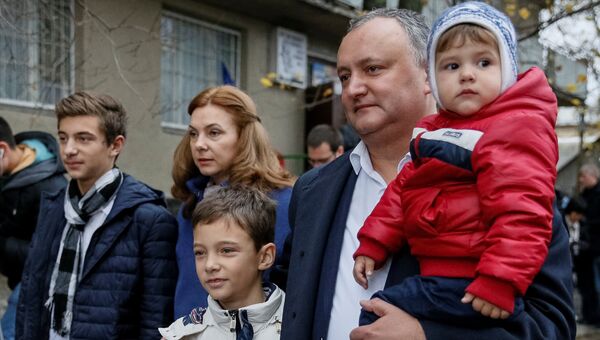 Игорь Додон с семьей на втором туре выборов президента Молдавии