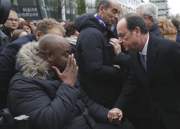 Годовщина терактов во Франции. Президент Франции Франсуа Олланд во время посещения стадиона Stade de France в Сен-Дени