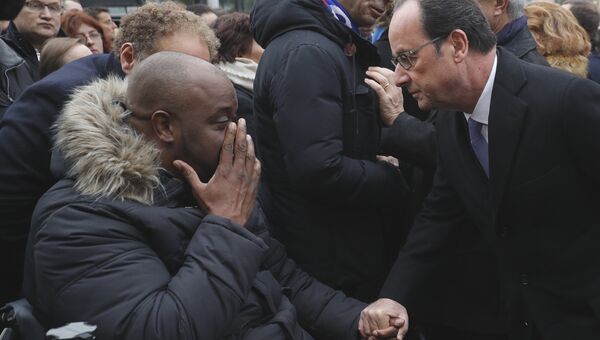 Годовщина терактов во Франции. Президент Франции Франсуа Олланд во время посещения стадиона Stade de France в Сен-Дени