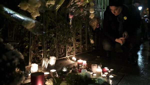 Свечи и цветы у клуба Батаклан перед концертом Стинга. 12 ноября 2016 год