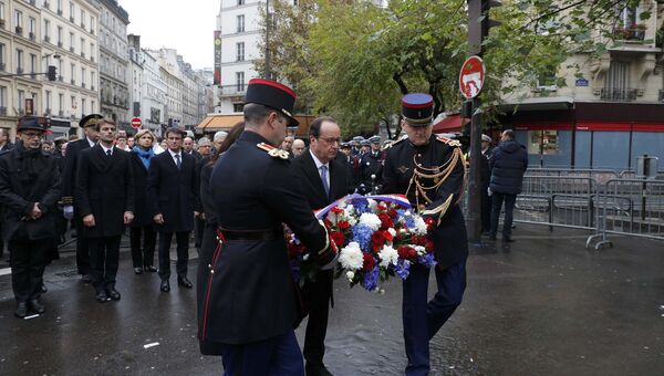 Годовщина терактов во Франции. Президент Франции Франсуа Олланд во время церемонии у кафе La Bonne Biere в Париже