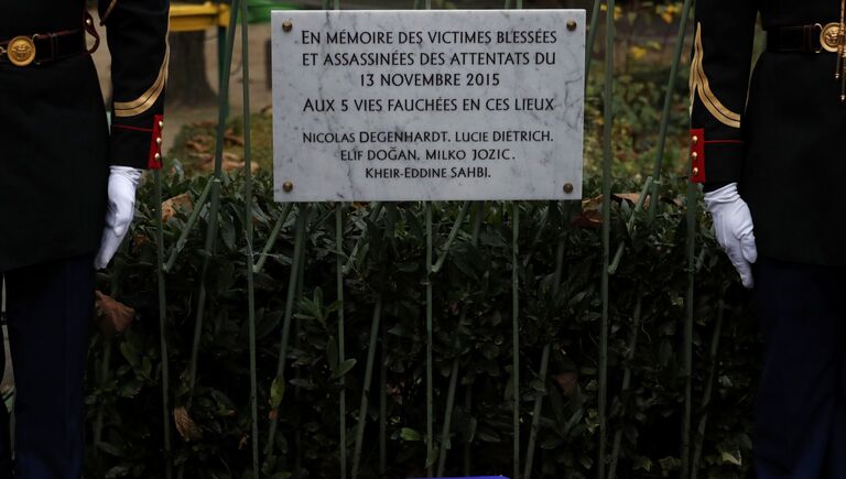 Мемориальная табличка, открытая возле кафе La Bonne Biere в Париже
