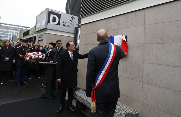 Президент Франции Франсуа Олланд и мэр Сен-Дени открывают памятную табличку на Стад-де-Франс