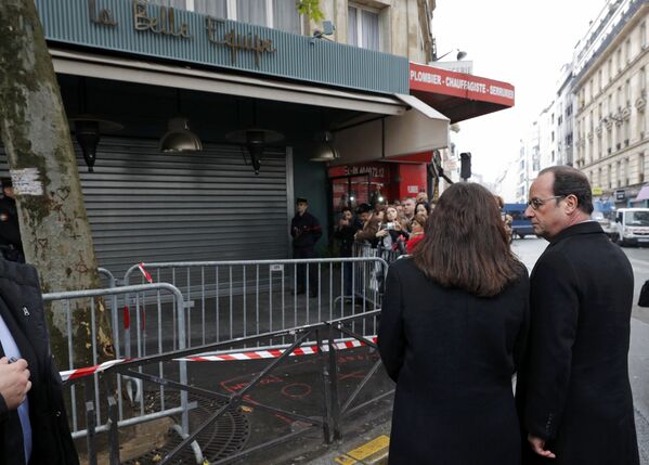 Президент Франсуа Олланд и мэр Парижа Анн Идальго у бара La Belle Equipe в Париже