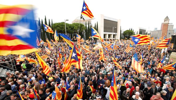 Участники митинга в поддержку референдума о независимости Каталонии в Барселоне. Архивное фото