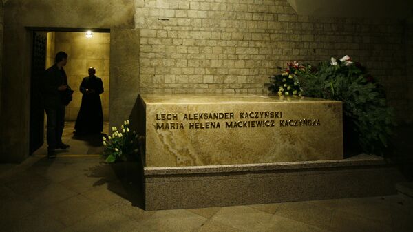 Могила президента Польши Леха Качиньского и его супруги Марии, погибших в авиакатастрофе под Смоленском в 2010 году, в Вавельском замке Кракова, Польша