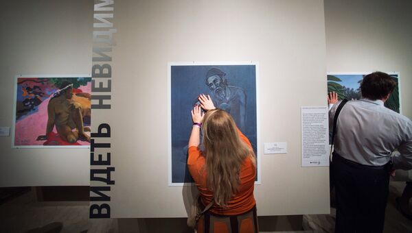 Посетительница у картины П. Пикассо Старый еврей с мальчиком на открытии первой в России выставки тактильных картин для слепых и слабовидящих людей Видеть невидимое