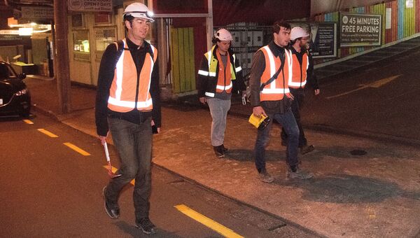 Инженеры города Веллингтон осматривают здания после землетрясения в Новой Зеландии