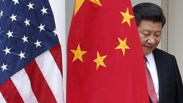 Председатель КНР Си Цзиньпин с флагами Китая и США