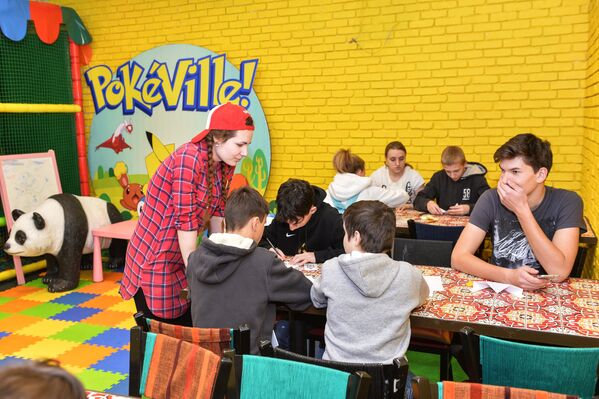 Аниматор Мария Осетрова занимается с воспитанниками Центра содействия семейному воспитанию Спутник в Pokeville cafe