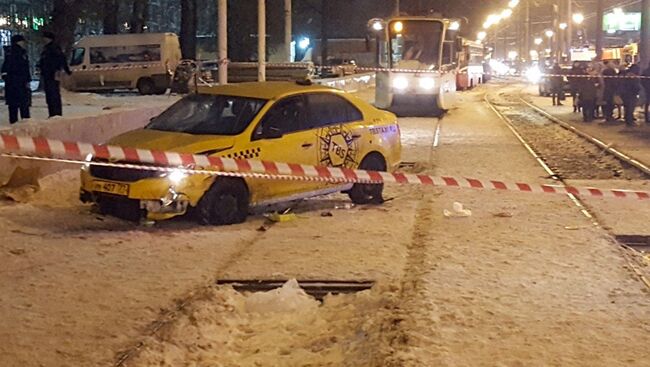 Последствия ДТП с участием такси и легкового автомобиля на юго-востоке Москвы