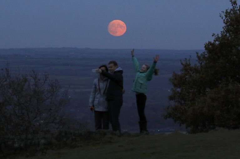 Семья фотографируется на фоне луны, Лафборо, Великобритания. 13 ноября 2016