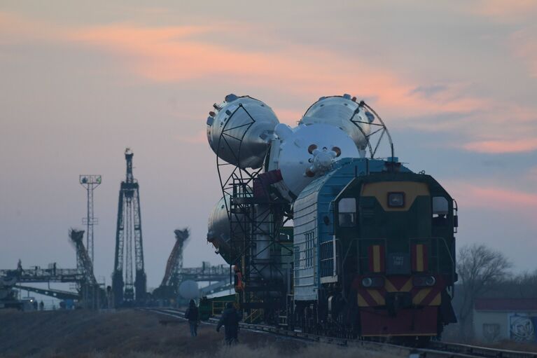 Вывоз ракеты-носителя Союз-ФГ с пилотируемым кораблем Союз-МС-03 на стартовую площадку