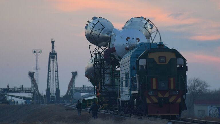 Вывоз ракеты-носителя Союз-ФГ с пилотируемым кораблем Союз-МС-03 на стартовую площадку