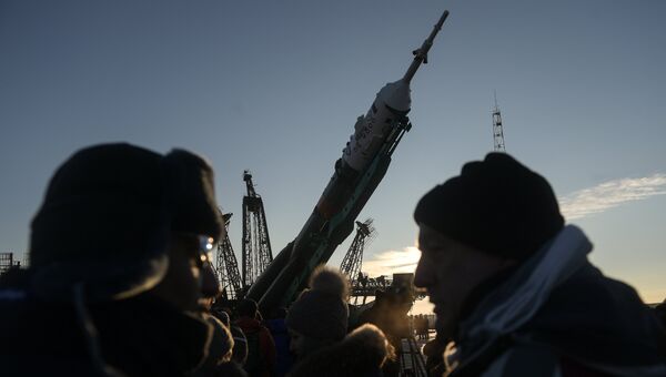 Вывоз ракеты-носителя Союз-ФГ с пилотируемым кораблем Союз-МС-03 на стартовую площадку