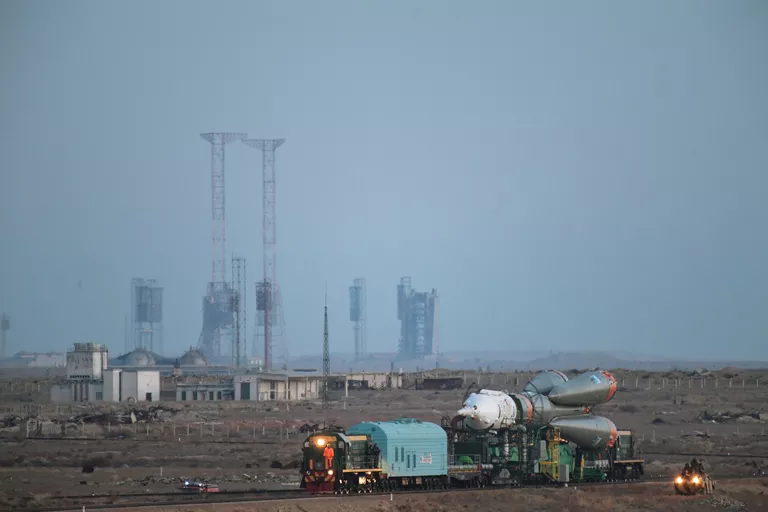 Вывоз ракеты-носителя Союз-ФГ с пилотируемым кораблем Союз-МС-03 на стартовую площадку Вывоз ракеты-носителя Союз-ФГ с пилотируемым кораблем Союз-МС-03 на стартовую площадку