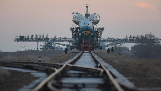 Вывоз ракеты-носителя Союз-ФГ с пилотируемым кораблем Союз-МС-03 на стартовую площадку