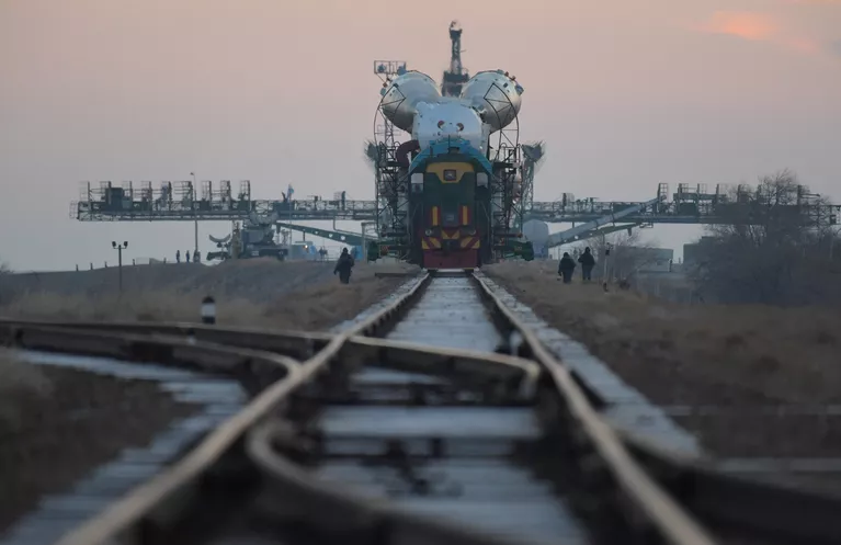 Вывоз ракеты-носителя Союз-ФГ с пилотируемым кораблем Союз-МС-03 на стартовую площадку Вывоз ракеты-носителя Союз-ФГ с пилотируемым кораблем Союз-МС-03 на стартовую площадку
