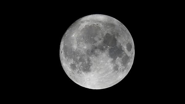 Луна на небе за день до суперлуния в Вене, Австрия. 13 ноября 2016