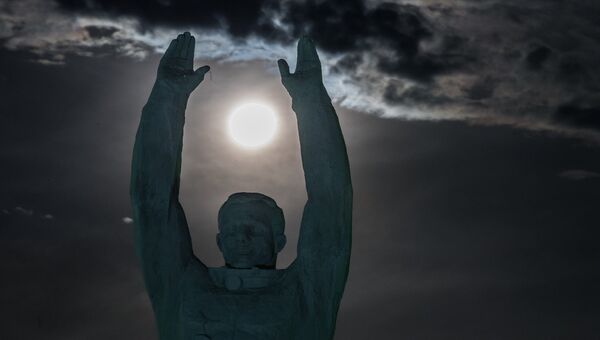 Луна на фоне памятника Юрию Гагарину в Байконуре. 12 ноября 2016