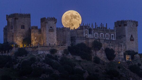 Луна поднимается над замком Альмодовар в Кордове, Испания. 13 ноября 2016