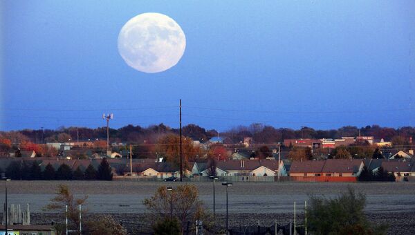 Луна поднимается над Спрингфилд, штат Иллинойс, США. 13 ноября 2016