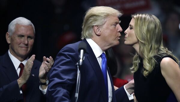 Кандидат в президенты США Дональд Трамп целует дочь Иванку. Архивное фото