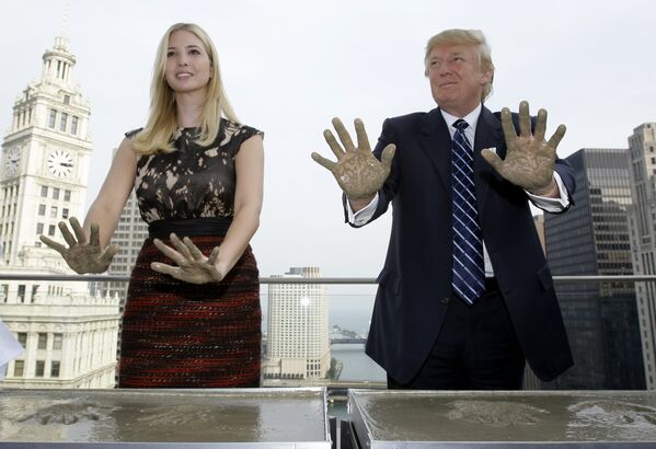Дональд Трамп и его дочь Иванка Трамп оставляют отпечатки ладоней на крыше Международного отеля и башни Трампа в Чикаго. 24 сентября 2008 года