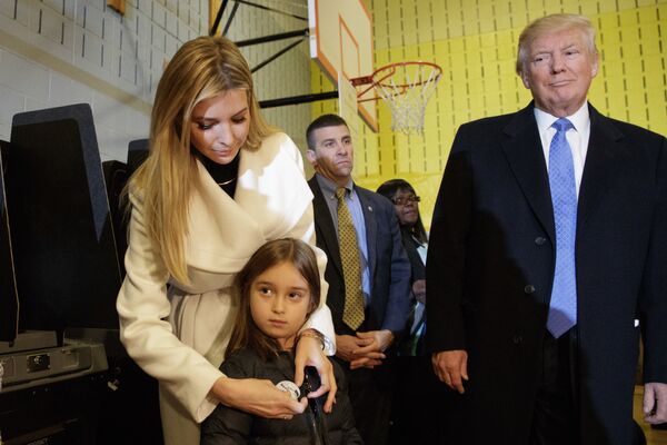 Дональд Трамп, Иванка Трамп и ее дочь Арабелла во время голосования в Нью-Йорке. 8 ноября 2016